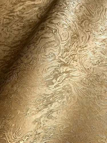 Newroom Vliestapete Nisa Gold - Glamouröse 3D Optik - Moderne Vliestapete in Gold mit 3D-Optik, ideal für Schlafzimmer, Wohnzimmer und Küche. Wasser- und dampfbeständig, perfekt für jeden Raum.