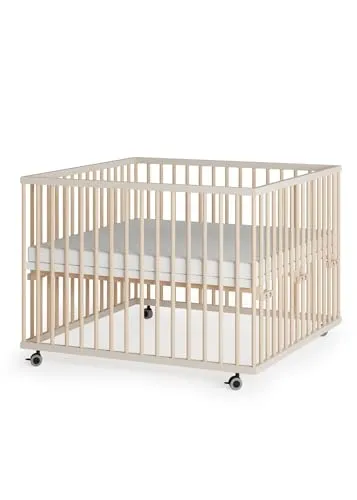 Sämann Laufstall Baby mit Lattenrost & Matratze | Höhenverstellbar | Premium Laufgitter aus Holz (sahara dust/natur, 100x100 cm) - Sicher spielen und schlafen: Unser Sämann Laufgitter ist DIN-konform, in Handarbeit gefertigt und bietet eine stufenlos höhenverstellbare Liegefläche. Mit praktischen gummierten Rollen für einfaches Verschieben.