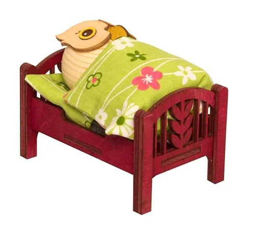 Minieule im Bett, Kuhnert 37359 – Neuheit 2024 - Figuren & Skulpturen, handgefertigte Holzkunst aus dem Erzgebirge, ca. 7 cm hoch, niedliches Sammlerstück mit Holzsockel für alle Zimmer.