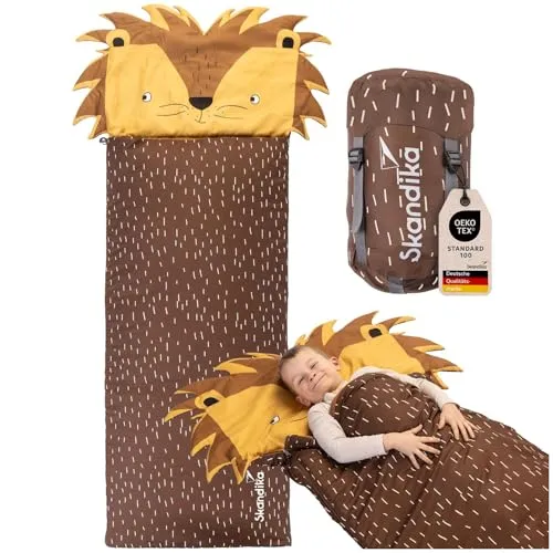 Skandika Schlafsack Soti für Kinder bis 150 cm - Bunter Kinderschlafsack mit tierischem Löwenmotiv, weich und warm aus Baumwolle, ideal für Abenteuer beim Camping oder bei Oma, maschinenwaschbar und vielseitig einsetzbar.