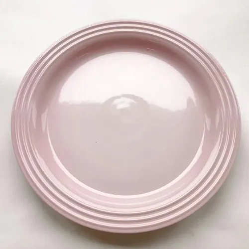 Le Creuset SPEISETELLER 27 CM SHELL PINK - Hochwertiger Teller aus Steinzeug, ideal für stilvolle Tischdekoration und langlebig im Einsatz.