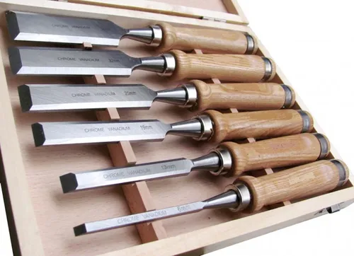 Stechbeitel-Set aus CV Profi Stemmeisen 6-teilig - Stech- & Hohlbeitel Set aus robustem Chrom-Vanadium Stahl, ideal für präzises Arbeiten. Lieferung in stabiler Holzkiste für einfachen Transport und Aufbewahrung.