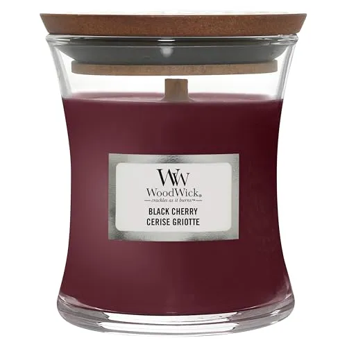WoodWick Duftkerze "Black Cherry" - 85 g - Genießen Sie den süßen Duft saftiger Kirschen mit dieser eleganten Glas-Duftkerze. Ideal für entspannende Abende, mit einer Brenndauer von 20-30 Stunden. Perfekt für eine stimmungsvolle Atmosphäre.