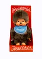 Sekiguchi 255040 - Original Monchhichi Junge, Plüschtier mit blauem Lätzchen und Zöpfen mit Schleifen, ca. 20 cm großes Kuscheltier aus braunem Plüsch, Braun