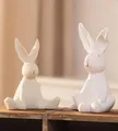 Dekoleidenschaft 2X Dekofigur Häschen aus Porzellan in beige und weiß, Hase 15 + 19 cm hoch, Osterfigur, Osterhase, Osterdeko
