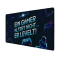 Ein Gamer altert nicht - Er levelt Schreibtischunterlage 69x31cm XXL Mauspad Gaming Controller und Spielkonsole Perfekt für Gaming-Stuhl Mit futuristischem Lichtstrahl
