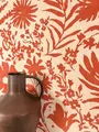 Newroom Tapete Rot Vlies Blumentapete - Floral Romantisch Modern Blüten Blätter für Wohnzimmer Schlafzimmer