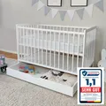 Kids Collective Babybett Kinderbett 60x120 cm Gitterbett Baby Bett Komplett-Set Beistellbett mitwachsend, Lattenrost höhenverstellbar mit abnehmbaren Sprossen, mit Schublade | Kiefer-Vollholz | weiß