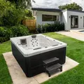 HOME DELUXE - Outdoor Whirlpool - White Marble Plus Treppe und Thermoabdeckung - Maße 210 x 160 x 85 cm - Inkl. Heizung, 27 Massagedüsen und 9 Li... - Dunkelgrau