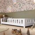 Crazy Pine Kinderbett 80x160 cm – Weißes Montessori Bodenbett mit Rausfallschutz aus MDF – Sicheres Kleinkindbett mit Abgerundeten Kanten – Einstieg Links – Einfache Montage – Crazy Ethan