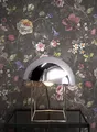 NEWROOM Tapete Schwarz Vliestapete Blumen - Blumentapete Floral Rosa Rot Rosen Blätter Romantisch inkl. Tapezier-Ratgeber