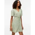 Minikleid VERO MODA "VMALBA SS SHORT DRESS WVN NOOS", Damen, Gr. XL, N-Gr, reseda aop:sally snow weiß, Web, Obermaterial: 100% Viskose, bedruckt, regular fit kurz, V-Ausschnitt, Kleider Minikleid, Sommerkleid