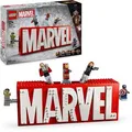LEGO Marvel 76313 MARVEL Logo & Minifiguren, ab 12 Jahre, 931 Teile