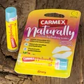 Carmex Natürlich Beere Lippenbalsam Feuchtigkeitsspendend Click Stick 4.25g