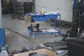 Schäfer Shop Select Leichter Tischwagen, Stahl/MDF-Platte, Enzianblau/Buche-Dekor, 2 Etagen, L 985 x B 605 mm, 2 Schubladen, TPE-Rollen mit EasySTOP, bis 250 kg 121428