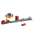 Mattel Disney und Pixar Cars Spielzeug-Spielset, Piston Cup Sprung- und Stunt-Rennstrecke mit Lightning McQueen Fahrzeug, über 50 cm lang, zwei Spielmöglichkeiten, JDJ02