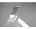 VELUX Dachfenster Verdunkelungsrollo grau mit weißem Alu-Rahmen elektronisch DML