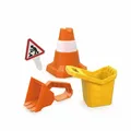Hape Sandspielzeug-Set „Baustelle“ – 4-teilig mit Baggerschaufel, Baueimer, Baukegeln und Baustellenschild, Robustes Outdoor-Spielzeug, für Kinder ab 3 Jahren