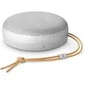 Bang & Olufsen Beosound A1 (3. Generation) – tragbarer Bluetooth-Lautsprecher, 60 W, IP67, 24 Stunden Akkulaufzeit, Warm Granite - Silber