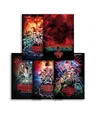 Pyramid International Stranger Things Poster-Set (5 Motive) – Plakate Staffeln 1–5 – je 61 × 91,5 cm – Retro-Look für Nerd-Wall, Gaming-Room & Home-Cinema