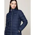 Steppmantel TOMMY JEANS "TJW ESSENTIAL HOODED DOWN COAT", Damen, Gr. M (38), blau (schwarz night navy), Web, Steppware, Obermaterial: 100% Polyester. Futter: 100% Polyester, unifarben, casual, regular fit hüftbedeckend, Langarm Rippbündchen, Mäntel, mit Fellimitat, Logostickerei