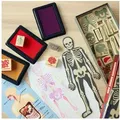 Kikkerland Stempel Anatomie Holzstempel Set mit 21 Stempeln, Stempelkissen und Vorlage