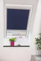 Dachfensterrollo "Skylight", verdunkelnd, energiesparend, in Führungsschienen, mit Mittelzug blau 54 cm