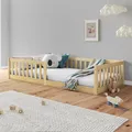 Bodenbett GUSTAVO mit Lattenrost und Rausfallschutz 90x190 cm, Natur – Montessori Kinderbett aus Massivholz, bodentiefes Einzelbett, sicherer Einstieg für Kinder, wechselseitiger Rausfallschutz