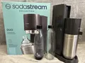 SodaStream Duo Wassersprudler Titan 1x Glasflasche 1x Plastikflasche GEBRAUCHT