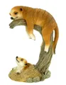 Kremers Schatzkiste Gartenfigur Erdmännchen Mama mit Kind auf Ast Figur Gartenfigur 24 cm Meercat