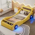 90x200cm Einzelbett, Kinderbett, Jugendbett, Polsterbett in Form eines Autos mit leuchtenden Rädern und Stauraum, PU, Gelb