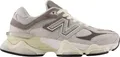 Shop de New Balance U9060GRY Grey Rain Cloud Castlerock bij Kicksshop. Sportieve grijze uni sneaker met modern design en comfortabele pasvorm.