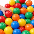 LittleTom 50 Bälle für Bällebad - Bunte Kunststoffbälle für Kinder - robuste Babybälle ideal für Bällepool, Hüpfburg & Spielzelt - BPA-frei, farbecht & sicher - Lernspaß im Kinderzimmer