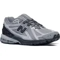 New Balance Herren Sneaker Modell M1906RLG mit Obermaterial aus Naturleder in Grau - Grau/Schwarz - 43