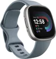 FITBIT Versa 4 Aktivitäts-Tracker wasserfallblau/aluminium platin