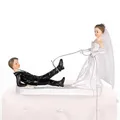lustige Figur Braut fängt Bräutigam mit Seil Hochzeitstorte Tischdeko Skulptur
