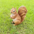 Gartenfigur sitzendes Eichhörnchen Gr. L mit Nuss Frostsicher Dekofigur Frühling