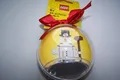 LEGO Schneekugel als Weihnachtskugel, Weihnachtsbaumschmuck mit einem Schneemann in Einer Kugel