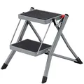 SONGMICS Trittleiter mit 2 Stufen, zusammenklappbar, Trittbreite 20 cm, Gummi, rutschfest, mit Griff, Belastung 150 kg, aus Stahl, Grau und Schwarz GSL002GY01