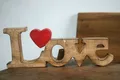 Holzaufsteller "LOVE" massiv, mit rotem Herz, L 30 cm, Schriftzug zum Stellen