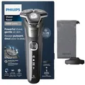 PHILIPS Shaver Series 5000 – Elektrischer Rasierer für Herren, Nass- & Trockenrasierer in Carbongrau, integrierter ausklappbarer Trimmer, weiche Tasche, Schutzkappe & Ladestation (Modell S5887/13)