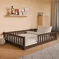 Kids Collective Kinderbett Bodenbett 140x200 cm mit Rausfallschutz & Lattenrost Montessori Bett Bed Gitterbett Kinder Jugendbett Einzelbett | Zartbitterschokolade