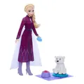 Mattel Disney Die Eiskönigin ELSA-Modepuppe und Bärenjunges-Figur mit 4 Zubehörteilen, einschließlich Tierbett und Bettdecke, inspiriert von den Tieren aus Arendelle, JFG16
