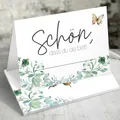 50x Tischkarten Salbeigrün 'Schön, dass du da bist!' floral mit Schmetterling – Platzkarten für Hochzeit, Geburtstag, Taufe, Konfirmation, elegant zum Selbstbeschriften – Tischdeko von Funke & Brand