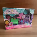 Gabby*s Dollhouse Kulisse Gabby's Dollhouse Deluxe Room – Groovy Music Room NEU