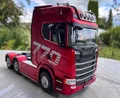 SCANIA 770 S ZUGMASCHINE 6X4 1:18 RTR ROT Metallic, sehr detailreich AMEWI 22717
