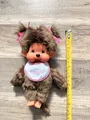 Sekiguchi Monchhichi Mädchen mit Zöpfen und Lätzchen Puppe 20 cm