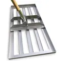 SattesGrün® Profi Edelstahl Rasenrakel 75x35 cm – Lasercut aus einem Stück, Flächenebner zum Sanden, Abziehen & Nivellieren – Rasen Leveling Rake ohne Stiel