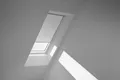 Verdunklungsrollo DKL 1025S, VELUX, verdunkelnd, ohne Bohren, in Führungsschienen, VELUX »Pick & Click!«, Stoff weiß mit weißen Führungsschienen & Griffleiste