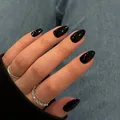 KQueenest Schwarz Press On Nails Kurz, Acryl Nägel zum Aufkleben Kurz Runde, Einfarbig Fake Nails Mandel Fingernägel zum aufkleben, Glänzende Gel Kunstnägel für Frauen Alltagstauglich 24 Stück